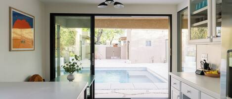 Alberca al aire libre y alberca climatizada