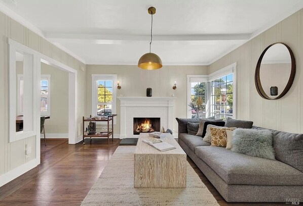 Smart TV - Modern and chic Napa home, walking distance to downtown (Napa)