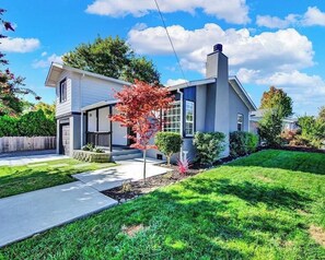 Exterior - Modern and chic Napa home, walking distance to downtown  (Napa)