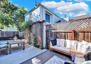 Outdoor dining - Modern and chic Napa home, walking distance to downtown (Napa)