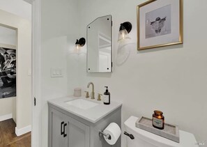 SĂšche-cheveux, serviettes fournies, savon, papier toilette