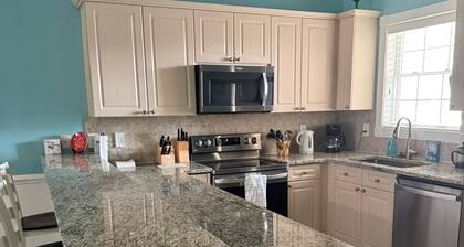 Stunning 2 Bed Condo w/Golf Course View - Incredible Location