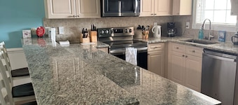 Stunning 2 Bed Condo w/Golf Course View - Incredible Location