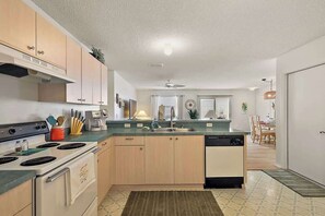 Fridge, microwave, oven, stovetop - Patio Villa in Santo Domingo (The Villages)