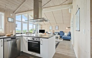 ثلاجة، موقد طهي مسطح، غسالة أطباق، ماكينة لصنع القهوة/الشاي