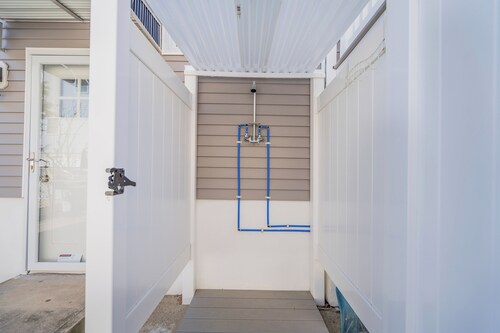 Walk 2 Beach, Outdoor Shower, Linens + Towels provided, Beach badges included