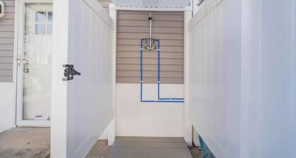 Walk 2 Beach, Outdoor Shower, Linens + Towels provided, Beach badges included