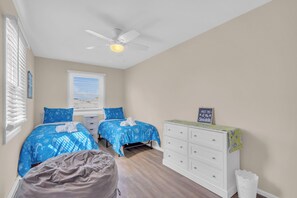 3 bedrooms, desk, iron/ironing board, free WiFi - Walk 2 Beach, Outdoor Shower, Linens + Towels provided, Beach badges included (Seaside Heights)