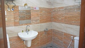 Deluxe Triple Room | Bathroom - New Pyramids Paradise Hostel  (Giza)