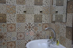Comfort Double Room | Bathroom - New Pyramids Paradise Hostel  (Giza)