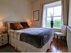 4 bedrooms, desk, iron/ironing board, travel crib