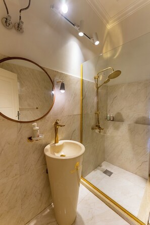 Articles de toilette (gratuits), séchoir à cheveux, serviettes fournies