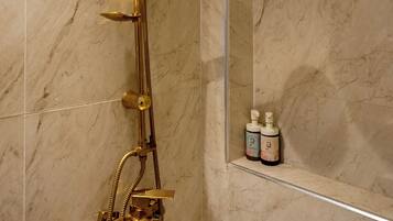 Habitación doble de diseñador | Baño | Amenidades de baño gratuitas, secadora de cabello, toallas, shampoo
