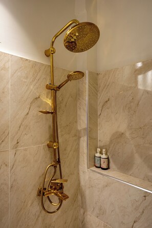 Chambre Design double | Salle de bain | Articles de toilette (gratuits), séchoir à cheveux, serviettes fournies