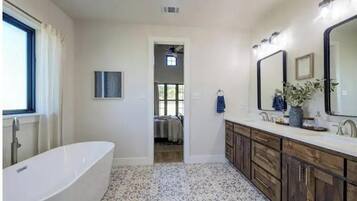 Ducha, secador de pelo, toallas y jabón