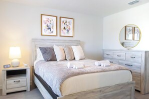 3 bedrooms, iron/ironing board, WiFi, bed sheets - Serene 3 Bedroom, 3 Bathroom Contemporary Home (4 miles from Disney) in Gated Resort with Pool, Gym and Ideally Situated! (Kissimmee)