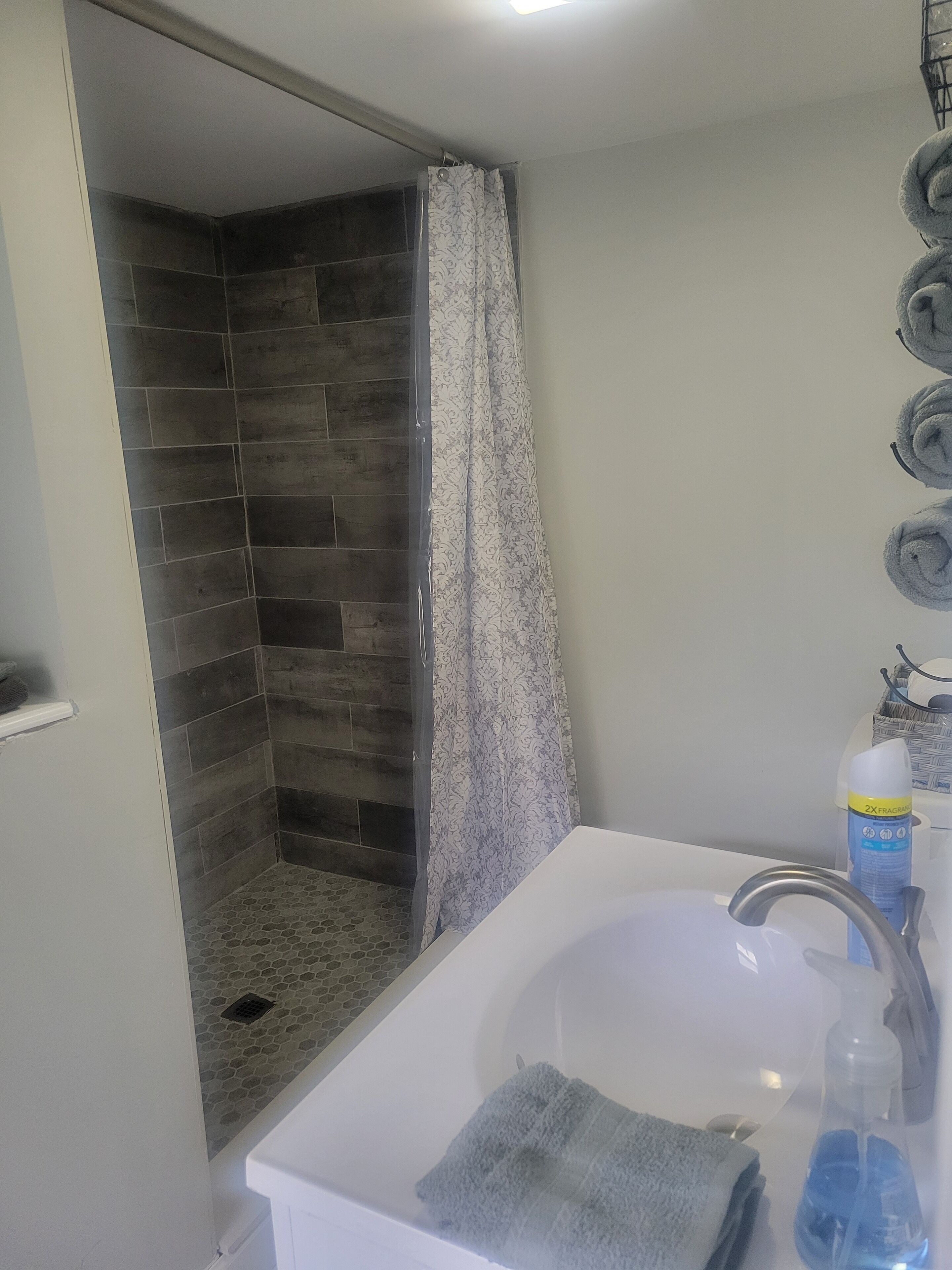 Haartrockner, Handtücher, Toilettenpapier