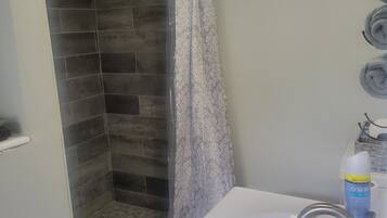 Haartrockner, Handtücher, Toilettenpapier