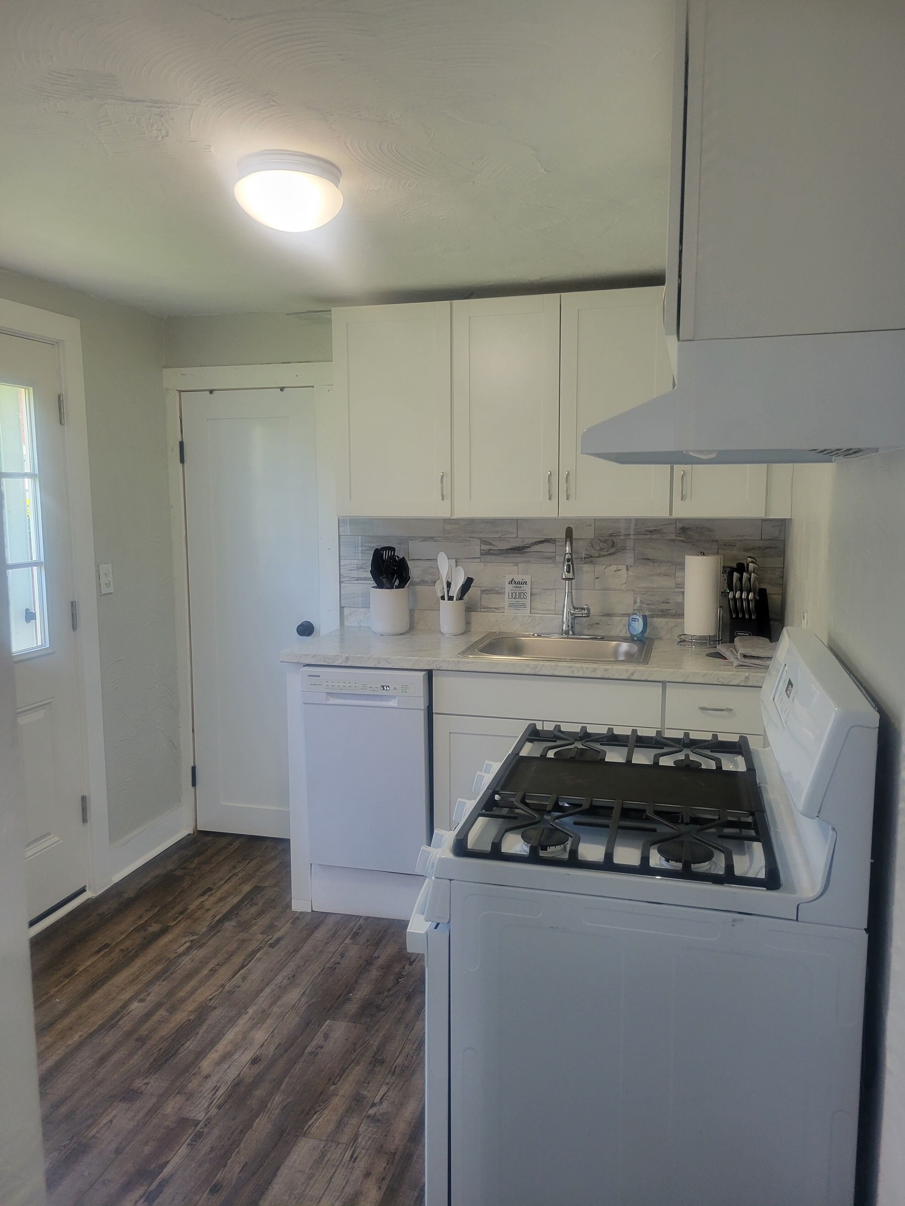 Køleskab, mikrobølgeovn, kogeplade, opvaskemaskine