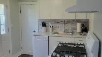 Køleskab, mikrobølgeovn, kogeplade, opvaskemaskine