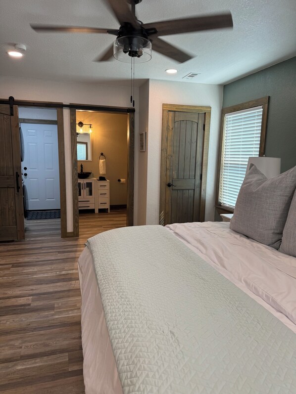 4 bedrooms, desk, free WiFi, bed sheets - Cozy Ranch Style Home - Minutes from the Lake, with boat parking! (Eufaula)