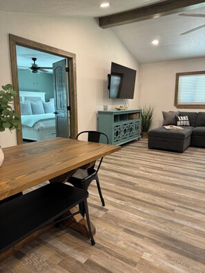 4 habitaciones, escritorio, wifi gratis y ropa de cama