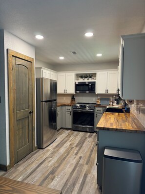 Fridge, microwave, oven, stovetop - Cozy Ranch Style Home - Minutes from the Lake, with boat parking! (Eufaula)