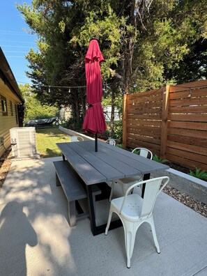 Outdoor dining - Cozy Ranch Style Home - Minutes from the Lake, with boat parking! (Eufaula)