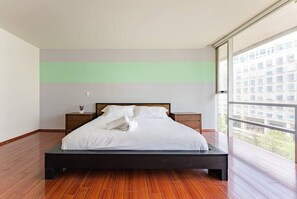 4 bedrooms, iron/ironing board, WiFi, bed sheets