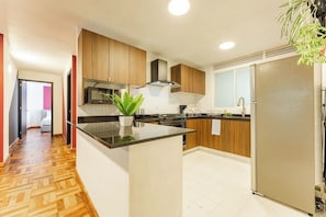 Jääkaappi, mikroaaltouuni, uuni, liesi