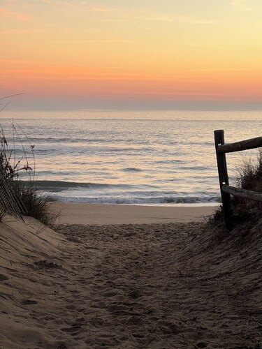 Stunning view of Lake Christine w/ a 3-min walk to Croatan beach!