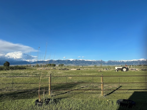 Little cabin. Big skies. Serious comfort and relaxation. Legendary views.