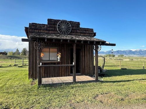 Cozy, rustic, country cabin with million dollar views of the Bridger Mountains.