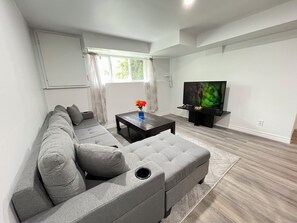 Smart TV, tavolo da calcetto, libri