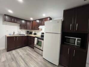 Frigorifero, microonde, forno, piano cottura