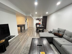 Smart-TV, Tischfußball, Bücher