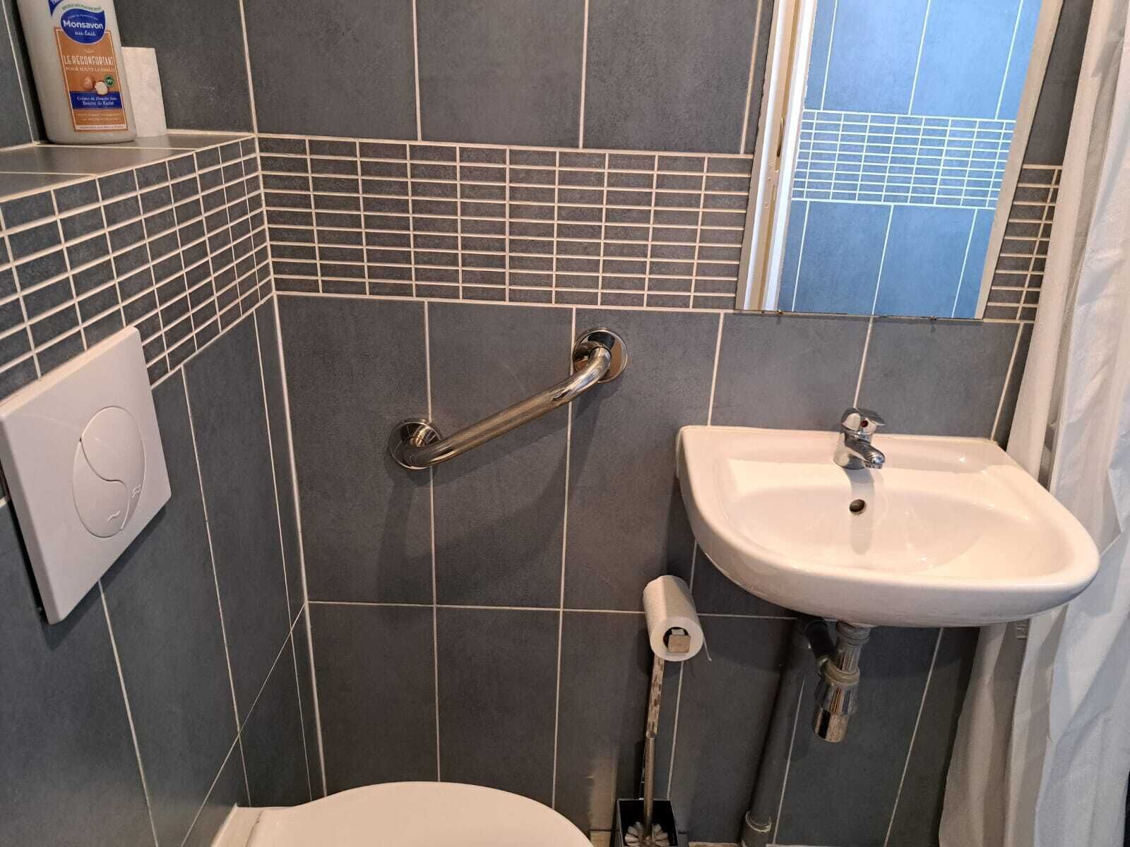 Dusche, umweltfreundliche Kosmetikartikel, Haartrockner, Handtücher