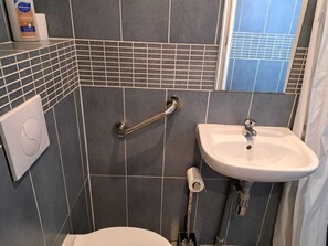 Bruser, miljøvenlige toiletartikler, hårtørrer, håndklæder