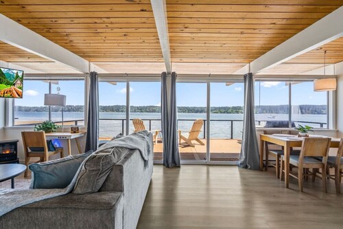 Seaside Serenity Beach Getaway w/ kayaks & SUPs!