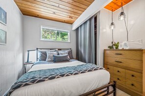 2 bedrooms, desk, WiFi, bed sheets