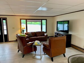 Smart TV, libros y oficina 