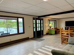 Smart TV, libros y oficina 