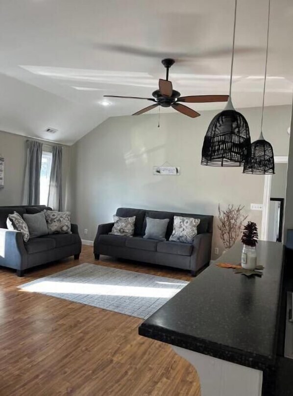 Living area - Pauline's Beautiful abode (Cookeville)