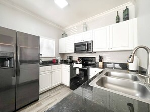 Fridge, microwave, oven, stovetop - Perfect vacation spot near Disney! - 7105 (Osceola County)