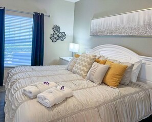 4 bedrooms, desk, iron/ironing board, travel crib - Perfect vacation spot near Disney! - 7105 (Osceola County)