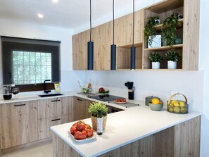 Kühlschrank, Mikrowelle, Ofen, Geschirrspüler
