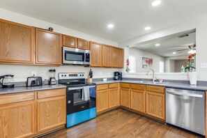 Geladeira, micro-ondas, fogão, cooktop