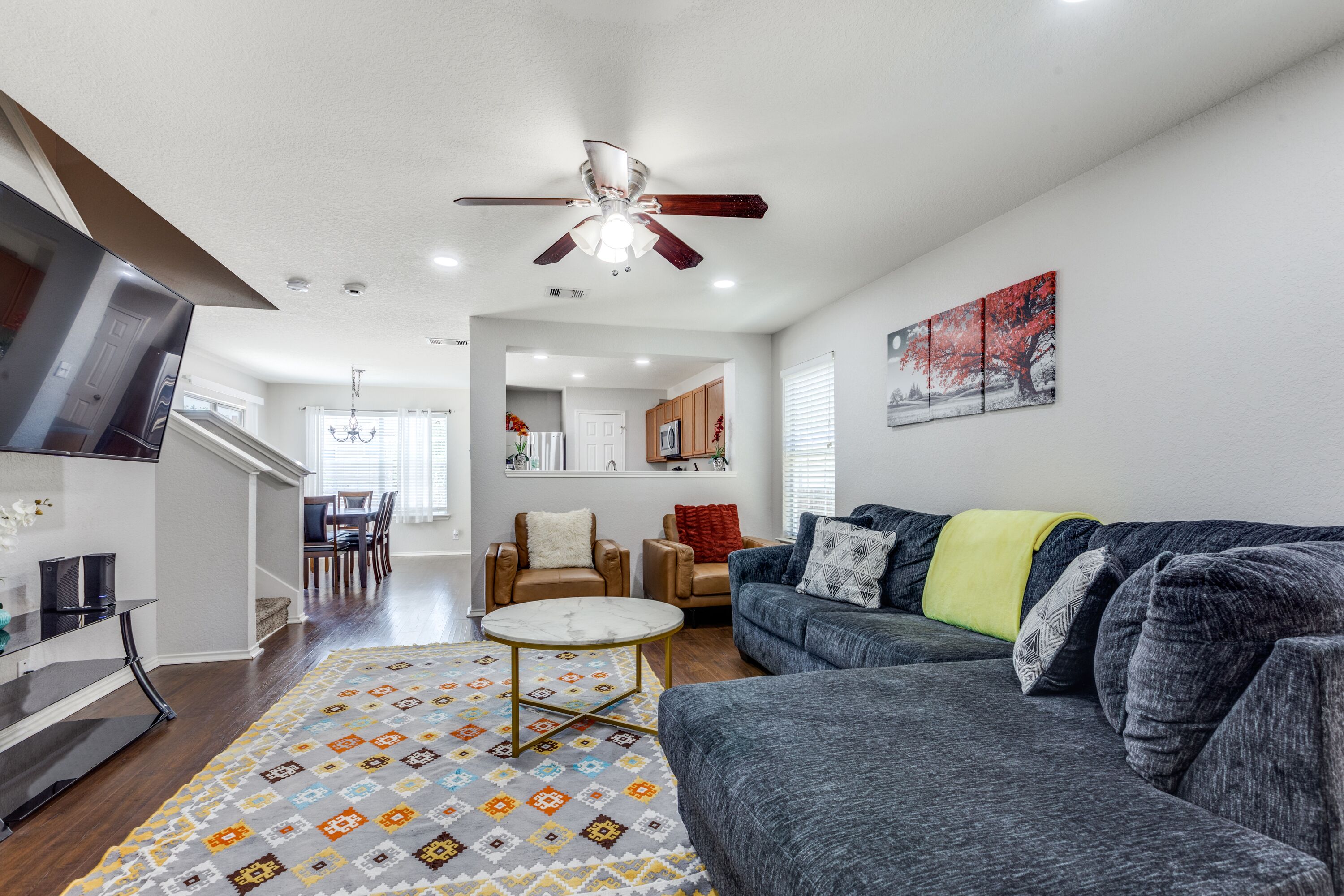 AMAZING GEM,SPACIOUS 4BD/2.5BA EASY TO LOCATE. CLOSE TO ALL ATTRACTIONS 