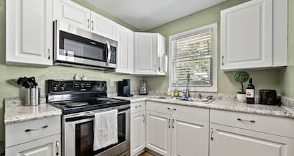 One bedroom 1️⃣ bath bungalow located n the charming Lake Morton Historic District