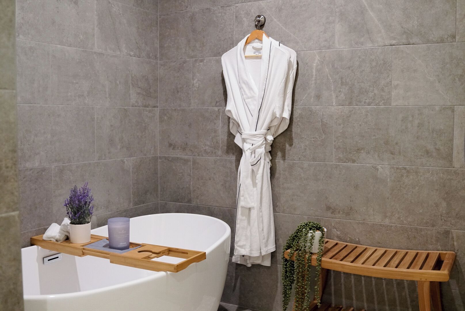 Modern Guest Suite w/ Panoramic Water and Mountain Views, Walk-in Shower and Tub